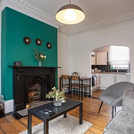 * Parking * Smart Tv * Sleeps Up To 7 * Fast Wi-fi Holiday home *