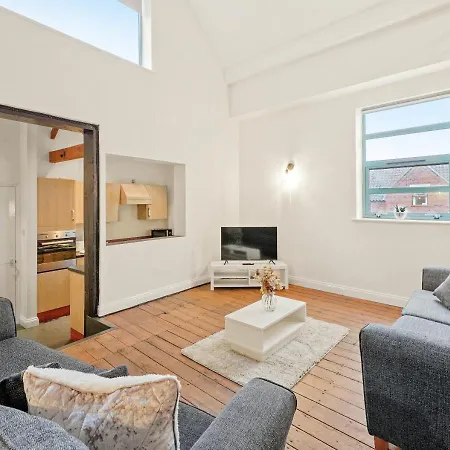 Parking, Heated Floors, Sleeps 4 Guests, Netflix Apartment *