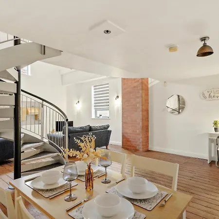 Parking, Heated Floors, Sleeps 4 Guests, Netflix Apartment Lincoln