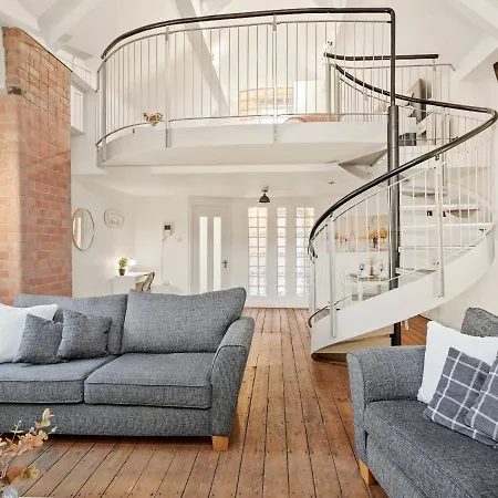 Apartment Parking, Heated Floors, Sleeps 4 Guests, Netflix *