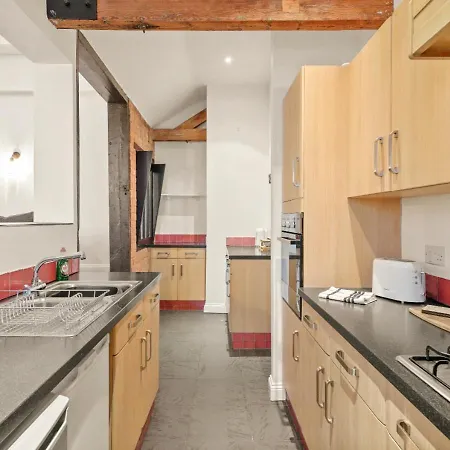 Apartment Parking, Heated Floors, Sleeps 4 Guests, Netflix Lincoln