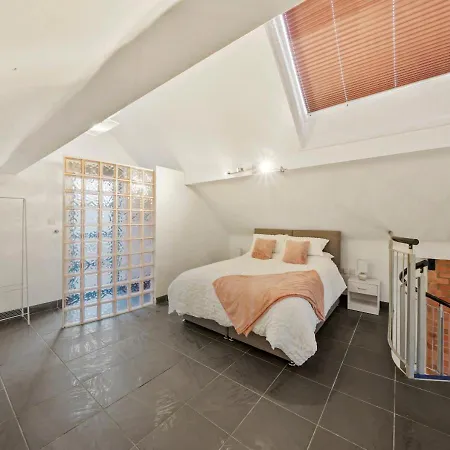 Parking, Heated Floors, Sleeps 4 Guests, Netflix Lincoln