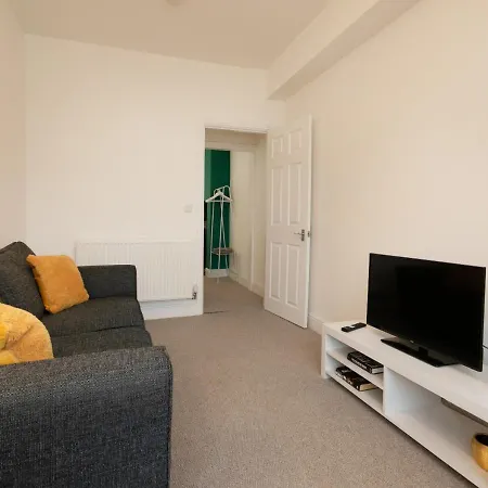 Apartment Near Hospital, Netflix, Sleeps Up To 3, Fast Wi-fi *