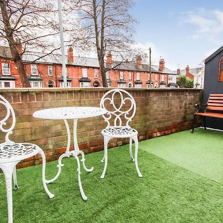 Stylish, Homely City Centre 3 Bed Property Sleeps 6 Holiday home *