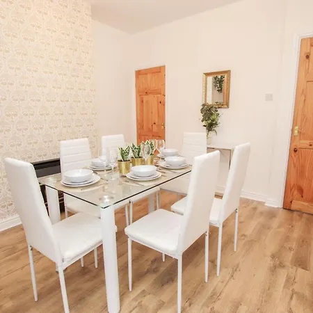 Stylish, Homely City Centre 3 Bed Property Sleeps 6