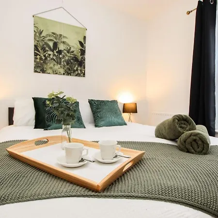 Stylish, Homely City Centre 3 Bed Property Sleeps 6 *
