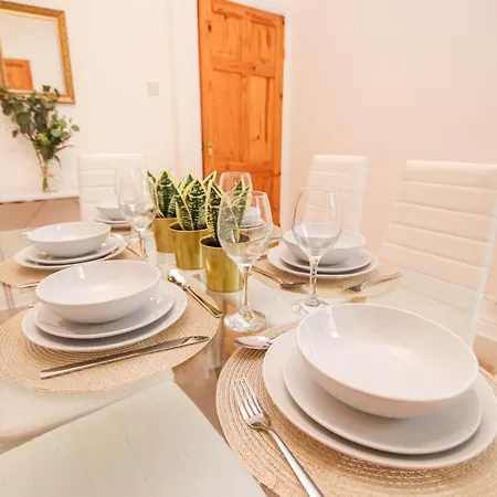 Holiday home Stylish, Homely City Centre 3 Bed Property Sleeps 6 *