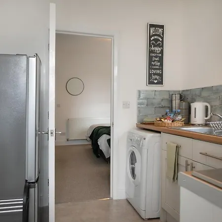 Near Hospital, Netflix, Sleeps Up To 3, Fast Wi-fi Apartment *