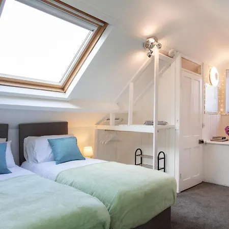* Parking * Smart Tv * Sleeps Up To 7 * Fast Wi-fi Lincoln