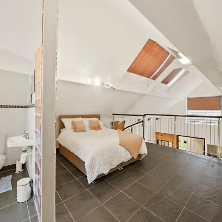 Parking, Heated Floors, Sleeps 4 Guests, Netflix Apartment