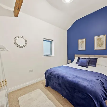 Parking, Heated Floors, Sleeps 4 Guests, Netflix Apartment Lincoln