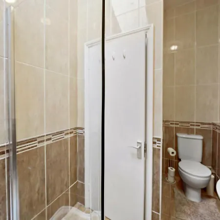 Apartment Parking, Heated Floors, Sleeps 4 Guests, Netflix *