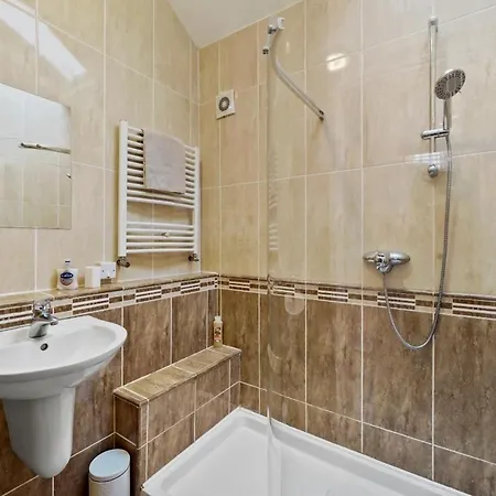 Parking, Heated Floors, Sleeps 4 Guests, Netflix Lincoln