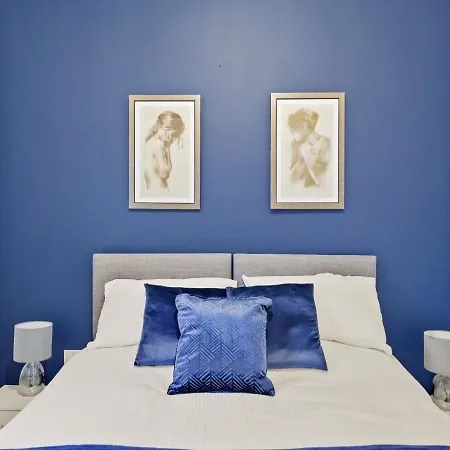 Parking, Heated Floors, Sleeps 4 Guests, Netflix * Lincoln
