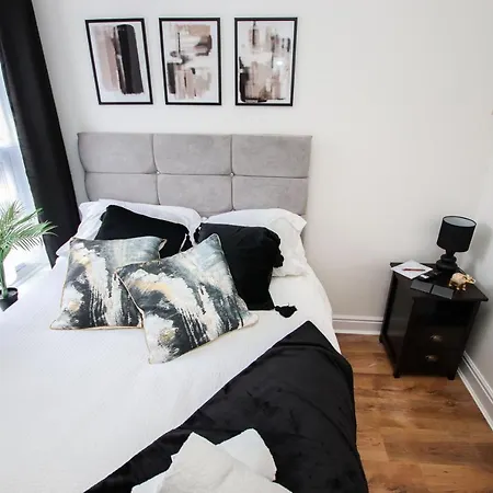 Stylish, Homely City Centre 3 Bed Property Sleeps 6 *
