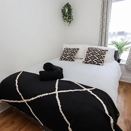 Stylish, Homely City Centre 3 Bed Property Sleeps 6 Holiday home