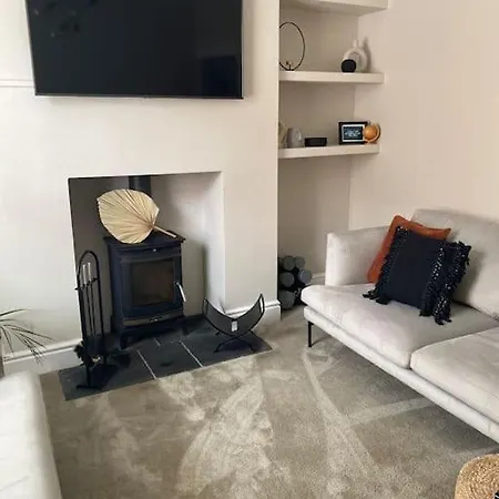 Homely 2-bed Terrace With Log Burner Apartment *