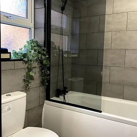 Area Terraced House With Private Hot Tub *