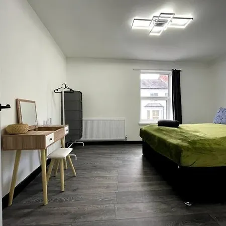 Area Terraced House With Private Hot Tub Holiday home