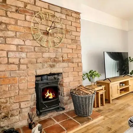 Hunters Lodge, With Parking For One Car Lincoln