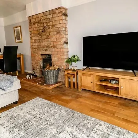 Hunters Lodge, With Parking For One Car Holiday home *