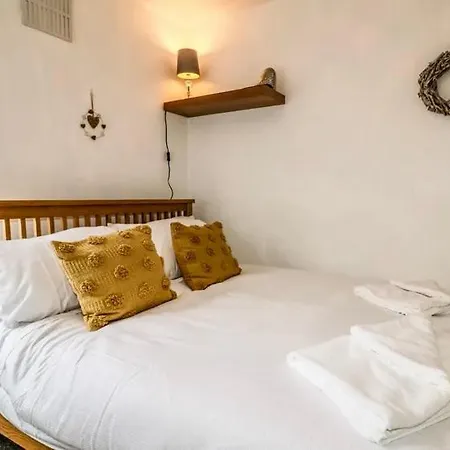 Hunters Lodge, With Parking For One Car Lincoln