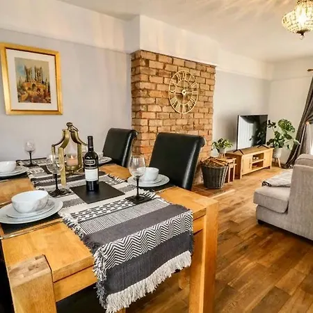 Hunters Lodge, With Parking For One Car Holiday home