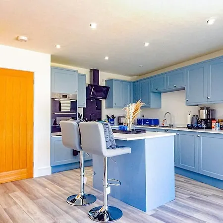 Lancaster House Apartment *