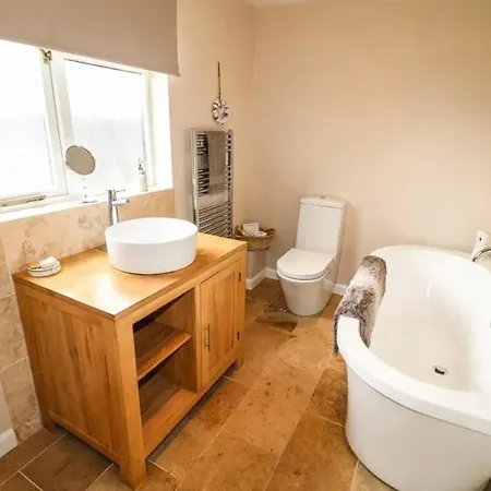 Hunters Lodge, With Parking For One Car Holiday home
