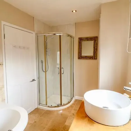 Hunters Lodge, With Parking For One Car * Lincoln
