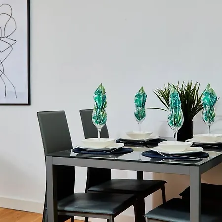 Swanky Centre Apartment *
