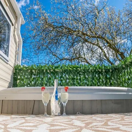 Tattershall Lakes Private Hot Tub - Sleeps 6 Holiday home *