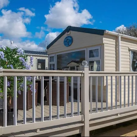 Tattershall Lakes Private Hot Tub - Sleeps 6 Holiday home