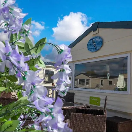 Tattershall Lakes Private Hot Tub - Sleeps 6 Holiday home *