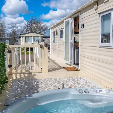 Holiday home Tattershall Lakes Private Hot Tub - Sleeps 6