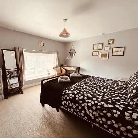Cosy Four Miles From Centre Holiday home *