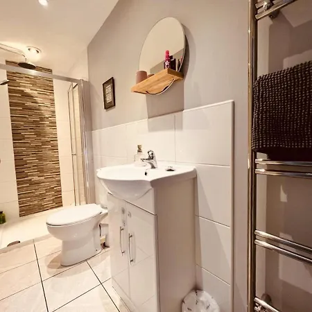 Cosy Four Miles From Centre *