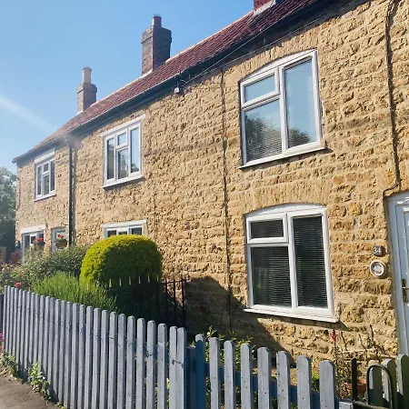 Cosy Four Miles From Centre Holiday home *