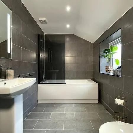 Modern And Spacious House With Hot Tub Apartment *