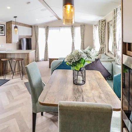 5 Wilkinson Way * Lincoln