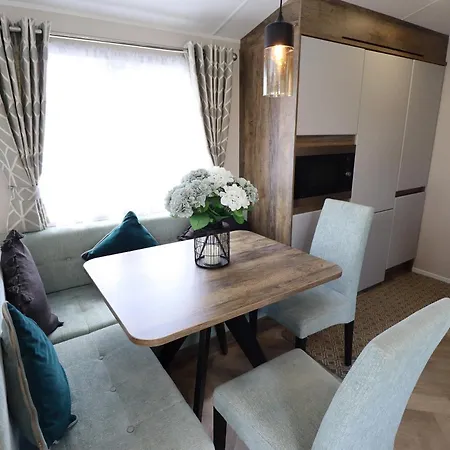 5 Wilkinson Way * Lincoln