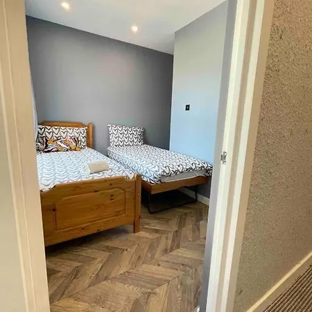 Modern And Spacious House With Hot Tub Lincoln