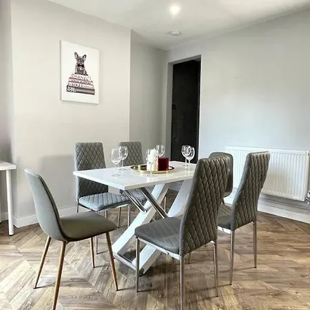Modern And Spacious House With Hot Tub Apartment Lincoln