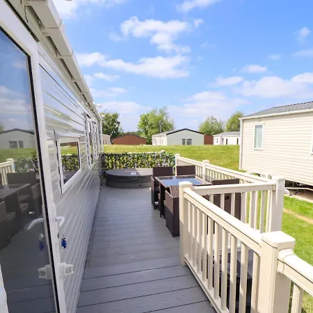 5 Wilkinson Way * Lincoln