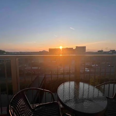Apartment View Sleeps 4 Balcony Self Check-in Lincoln