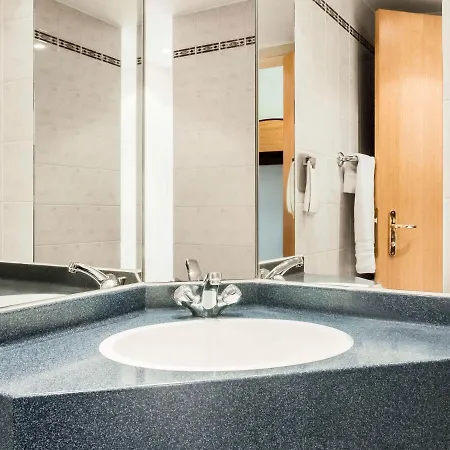 Ibis Lincoln Hotel 2*