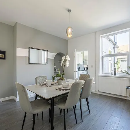 Hébergement de vacances Charming 3-bedroom In Historic Ideal For Families Lincoln