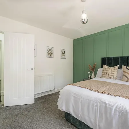 Charming 3-bedroom In Historic Ideal For Families Holiday home *