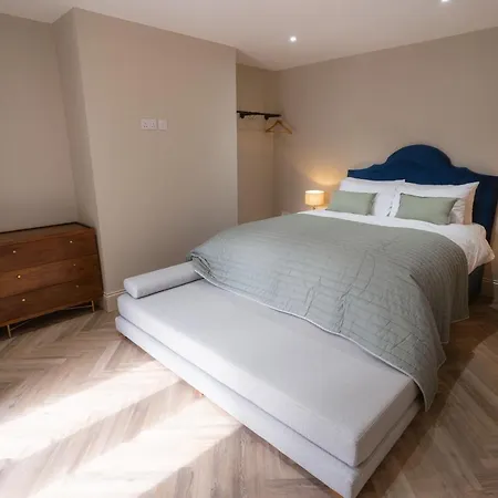 Our House Collective - Luxury In Centre, Hot Tub, Sleeps 16