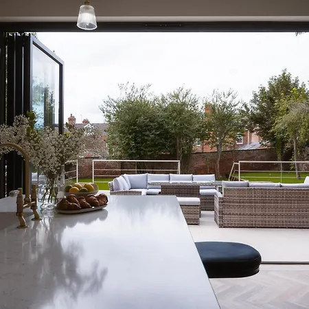 Our House Collective - Luxury In Centre, Hot Tub, Sleeps 16 Holiday home *
